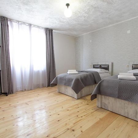Katos Guesthouse Местія Екстер'єр фото